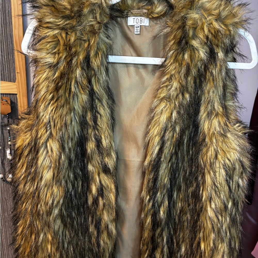 Tobi Faux Fur Vest in Tan and Black